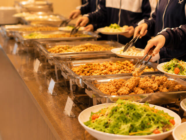 夕食ビュッフェ（団体様のお食事風景）