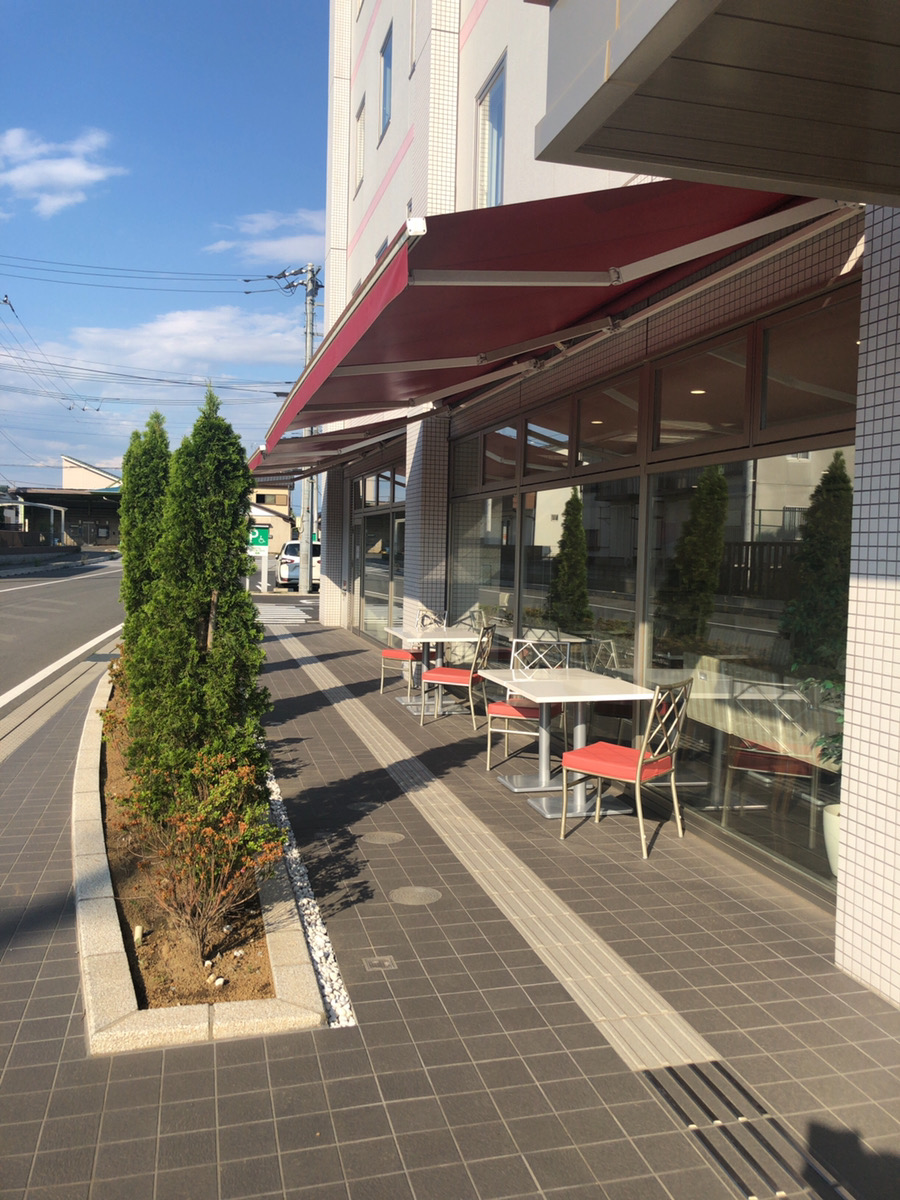 街カフェ、テラス席を準備中♪